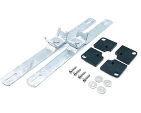 Spelsberg Mastklemmesæt Geos MSS-40 af galvaniseret stål, inklusive 2 klemmer, 4 gummi-isolatorer og monteringsskruer.