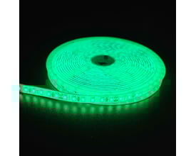 5 meter grøn LED strip på en rulle med 120 LED/meter, vist tændt med jævn belysning mod mørk baggrund.
