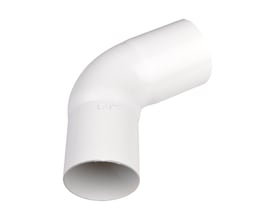 Plastmo tagrende bøjning på 60 grader med 75 mm diameter i hvid hård PVC, isoleret på hvid baggrund.