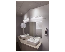 SLV UNIVERSAL DOWNLIGHT afdækning monteret i et moderne badeværelsesloft over håndvaske.