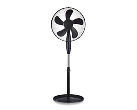 Sort V-TAC stålventilator med fem blade, rund fod og justerbar stander, set forfra.