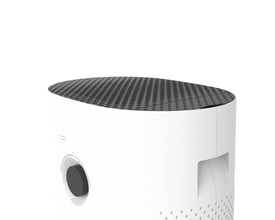 Nærbillede af toppen af Boneco H320 hybrid luftfugteren, der viser det perforerede, sorte låg og et kontrolpanel.