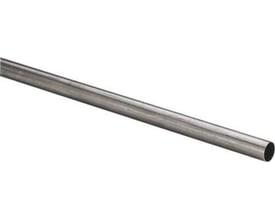 Et langt, lige metalrør af rustfrit stål ligger diagonalt på en hvid baggrund.