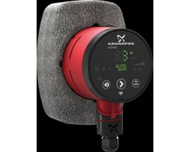 Nærbillede af Grundfos ALPHA2 15-60 130 cirkulationspumpens digitale display, der viser AUTOADAPT-funktionen og strømforbrug.