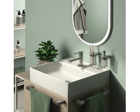 HeFe PIREN tandglas i børstet stål monteret på en væg ved siden af en vask med tandbørster.