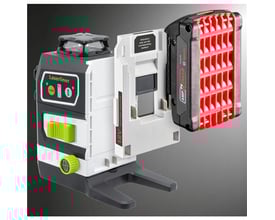 Laserliner Poweradapter 18V vist monteret på en grå laser med et Bosch 18V batteri tilsluttet.