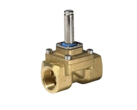 Nærbillede af Danfoss EV210B magnetventil, der viser DZR-messing huset, G 1" gevind og aktuatoren med blå pakning.
