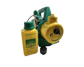 Refco vakuumpumpe RL-4 i grøn og gul med håndtag og tilslutninger, vist sammen med vakuumpumpeolie.