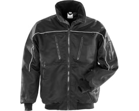 Kansas pilotjakke 464 i sort, størrelse L, vist forfra med lynlås, lommer og reflekspiping på ærmer og bryst.