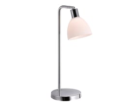 Nordlux Ray bordlampe i skinnende krom og opal hvid skærm, vist isoleret på en hvid baggrund.