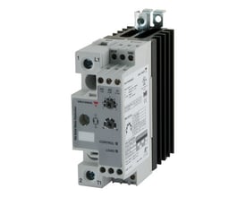 Carlo Gavazzi 1-polet analog-styret solid-state relæ med gråt frontpanel og sorte køleribber, set skråt forfra.