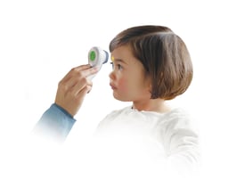 Braun No Touch + Touch termometer bruges til at måle temperaturen på panden af et lille barn, der sidder stille.