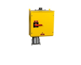 Mekanisk CEE stikkontakt 600A, 6h, IP67 i kraftig gul kappe med rød drejehåndtag og advarselsskilte.