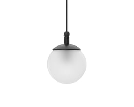 Svedbergs Globus LED-pendellampe med rund, opalhvid skærm, sort fatning og sort ophængsledning.