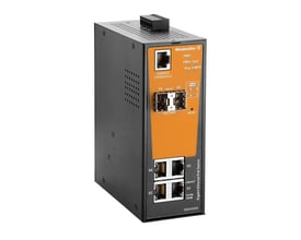 Weidmüller IE-SW-AL06M-4GTPOE-2GESFP industriel switch med fire RJ45-porte og to fiberporte, set forfra og fra siden.