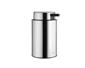 Sidevisning af Unidrain Reframe sæbedispenser i krom, viser den skridsikre bund og det moderne design.