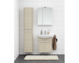 Gustavsberg NORDIC3 højskab i eg-melamin, 35x180 cm, med to låger og soft close monteret i et moderne badeværelse.