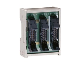 Schneider Electric Modicon ABE7 Telefast stik type HE20, model ABC6HE20F, med tre sorte stik på en grøn printplade.