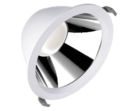 Hvidt rundt LEDVANCE Comfort HE-downlight med blank reflektor og synlige monteringsclips, set skråt forfra.