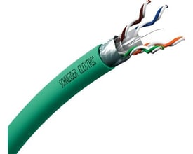 Schneider Electric Cat 6 F/UTP netværkskabel med grøn halogenfri yderkappe, 500 meter, med afskårne ender der viser snoede par.