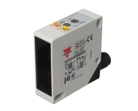 Carlo Gavazzi fotoaftaster PC50CND20BAM1 med hvidt, firkantet hus, sort sensorflade og kabeltilslutning.