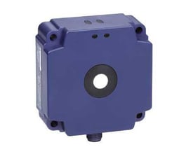 Schneider Electric ultralydsensor i blokdesign 80x80mm, med M12 stik og analog 0-10V udgang, i mørkeblå plast.