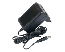 Mikrotik 24VoltDC 0.8A strømforsyning i sort, med 230VAC stik og DC-kabel.