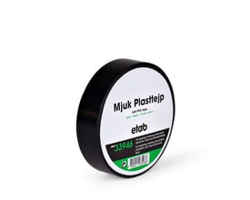 Sort PVC-tape, 25 mm bred og 20 meter lang, rullet op med den runde etiket vendt skråt mod fronten.