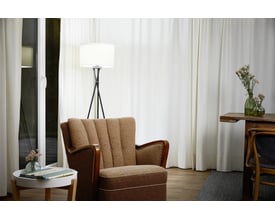 Ledvance LED standard pære med E27 sokkel oplyser et hyggeligt hjørne med lænestol og gulvlampe.