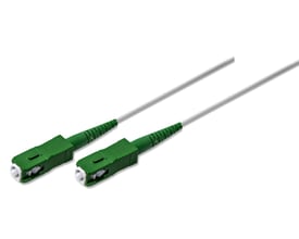 Fiberoptisk patchcord med to grønne SC/APC stik og hvid 2mm LSZH kabel på hvid baggrund.
