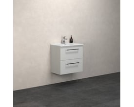 Dansani Mido mini møbelpakke i hvid mat, 61 cm bred med to skuffer og håndvask monteret på en væg i et badeværelse.