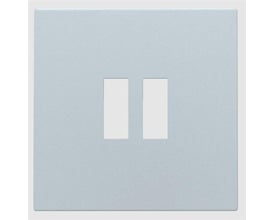 Niko afdækning i sterling til 2 x USB-A-opladere, viser to rektangulære åbninger på en lysegrå, mat overflade.