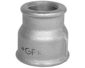 Georg Fischer galvaniseret formmuffe af blødstøbt støbejern med 1½" og 1¼" gevind på hvid baggrund.