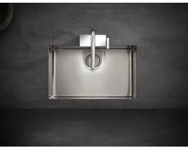 Hansgrohe S719-U660 underlimet vask i rustfrit stål, vist ovenfra med krom armatur. Vasken har én kumme og er monteret på en mørk bordplade med stenlignende baggrund.