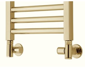 TVS kombiventilsæt 130 i messing/guld (PVD) med vinkeltilslutning til vandbårne håndklædetørrer, inklusive rørafdækninger.