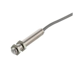 Carlo Gavazzi induktivaftaster ICS08L45F20A2IO med langt, gevindskåret M8-hus og gråt kabel, 2 mm rækkevidde.