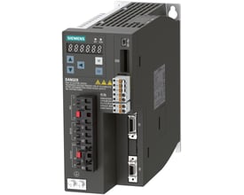 Siemens SINAMICS V90 Profinet frekvensomformer med 1.0kW motor og 3-faset 400V input, vist frontalt med tydelig betjeningspanel og tilslutningsklemmer.