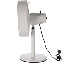 Hvid bordventilator på 35 cm set fra siden med rund fod, høj stander og sort ledning.