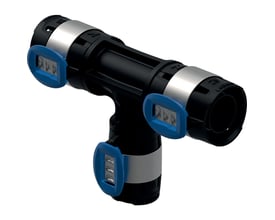 Geberit FlowFit T-stykke 16x20x16mm i sort PPSU med synlige blå clips og sølvringe på en hvid baggrund.