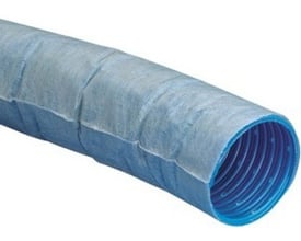 Blåt Wavin drænrør i PVC med en diameter på 65 mm, forsynet med et ydre filter af kunststof for bedre dræning i fint sand. Røret er korrugeret indvendigt.