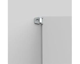 Nærbillede af vægbeslagets montering på en grå overflade, viser detaljen af beslagets låsemekanisme.