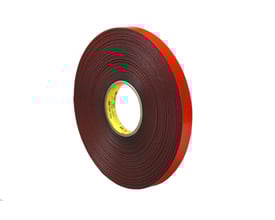 Rulle af 3M VHB Tape 4611F i mørkegrå akrylskum med rød PE-film liner, 19 mm bred og 33 meter lang.