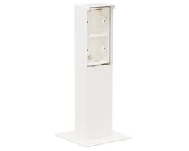 Niko Hydro stikkontaktsøjle i hvid, 24 cm høj med montageflange, klar til udendørs brug.