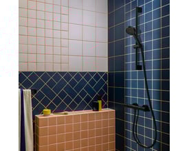 Hansgrohe Activera Select S brusersæt i mat sort monteret på en væg med mørkeblå og hvide fliser, med to stråletyper og EcoSmart.