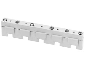Siemens 8US1 samleskinne i hvid plast til 40mm system, med 3 poler og skruer monteret.