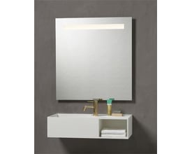 VIA Venice spejl med tændt LED lysfelt i varm hvid, 800x850 mm, viser svæveeffekt over møbel.