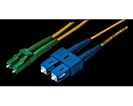 Fiberoptisk patchkabel med en gul 2mm LSZH kappe og Duplex LC/APC (grøn) samt SC/UPC (blå) konnektorer.