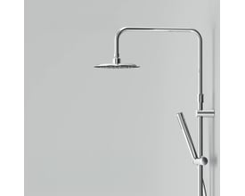 AM.PM Spike bruse system i krom med rund hovedbruser og stick håndbruser, monteret på grå baggrund.