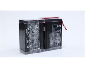 Eaton Easy Battery+ EB007SP batteripakke med to sorte batterier og røde ledninger, 24 V, 2 x 12 V / 9 Ah.