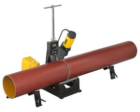 Rems rørskæremaskine Duecento Basic i brug, skærer et stort rødt rør med en diameter op til Ø225 mm på et værksted.